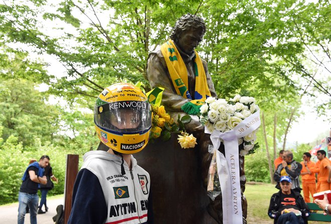 Ob dirkališču v Imoli so ob spomeniku mnogi obeležili 30. obletnico smrti Ayrtona Senne. FOTO: Jennifer Lorenzini/Reuters