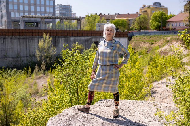 Debra Solomon zaraščeno območje nekdanje vojašnice za ljubljanskih Bežigradom razglaša za središče ljubljanske biotske raznovrstnosti. FOTO: Črt Piksi