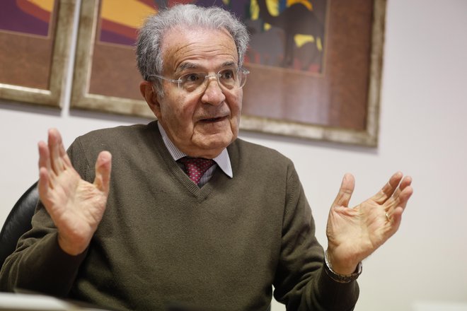 »Za danes in jutri nisem optimist, za prihodnost morda bolj. Dozoreva civilna zavest. Ob teh dveh blokih, ki povsod rasteta in se krepita, se ljudje počasi že zavedajo, da drugače ne bo šlo,« pravi nekdanji predsednik evropske komisije Romano Prodi. FOTO: Leon Vidic/Delo