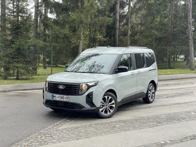 Ford tourneo courier naj bi po napovedih uvoznika letos pri nas prepričal 320 kupcev.

FOTO: Blaž Kondža