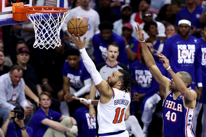 Sijajni Jalen Brunson je New York popeljald o četrtezmage roti Philadelphii in napredovana vpolfinalevzhodne konference. FOTO: Tim Nwachukwu Getty Images Via AFP