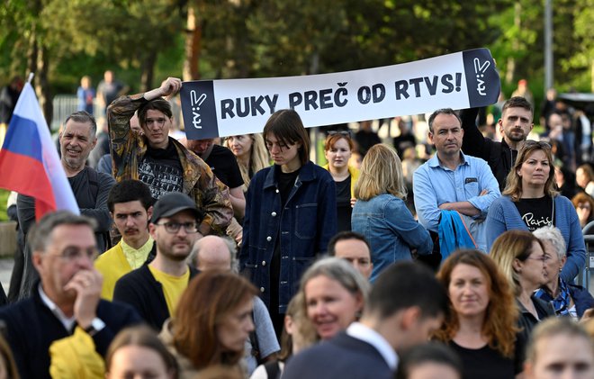 »Roke stran od RTVS«. FOTO: Radovan Stoklasa/Reuters