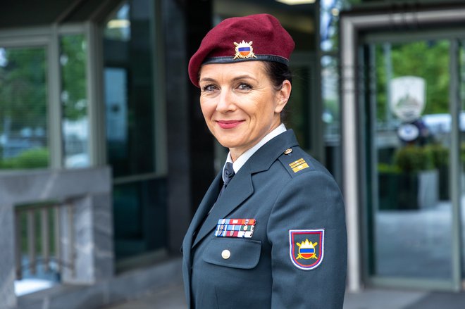 Lahko smo ponosni na dekleta in fante v Slovenski vojski, ki jih odlikuje predanost poslanstvu, torej obrambi miru, predanost domovini in soborcu, torej tovarištvu, ter pogum, pravi Nina Raduha, podpolkovnica v SV. Foto Voranc Vogel