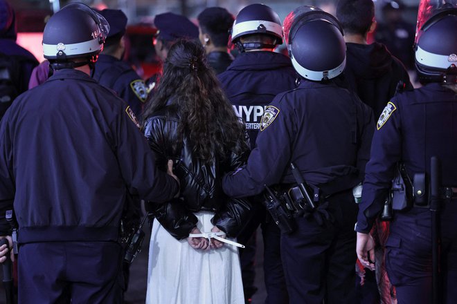 Od začetka protestov na ameriških univerzah je policija aretirala več kot 2000 študentk in študentov. FOTO Charly Triballeau/AFP
