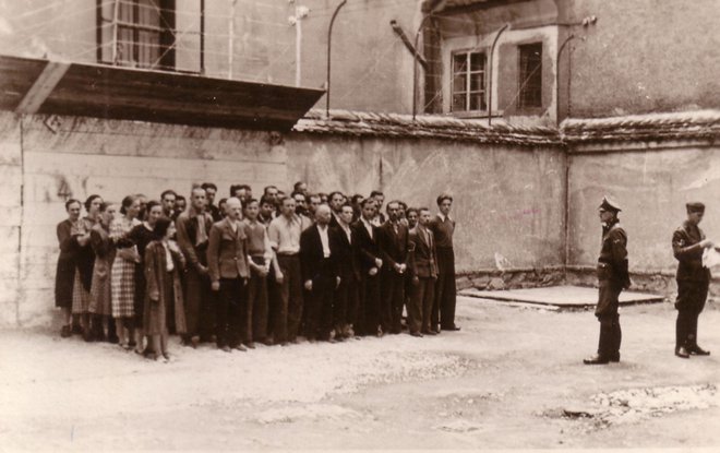 Nacistične okupacijske enote so poleti 1942 v celjskem Starem piskru pobijale talke in talce. Serijo fotografij o zločinu hrani Muzej novejše zgodovine Celje.