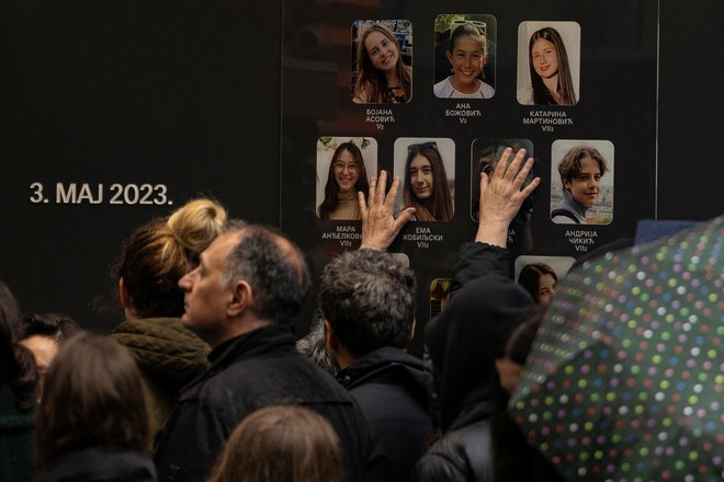 Ljudje so se prišli poklonit spominu na ubite šolarje in varnostnika. FOTO: Marko Djurica/Reuters