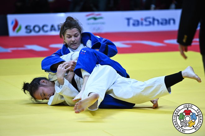 Maruši Štangar (v modrem kimonu) se je skozi prste izmuznila bronasta kolajna. FOTO: Tamara Kulumbegashvili/IJF