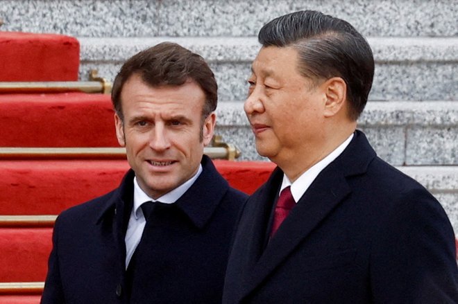 Xi Jinping in Emmanuel Macron v Pekingu aprila lani. FOTO: Gonzalo Fuentes/Reuters