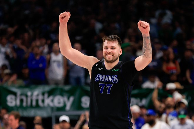 Luka Dončić se veseli prve zmage nad Clippers v končnici, zdaj jih čaka še težje delo - Oklahoma. FOTO: Ron Jenkins/AFP