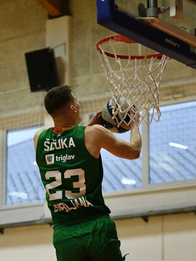 Luka Ščuka v atraktivni akciji pod obročem. Foto Cedevita Olimpija