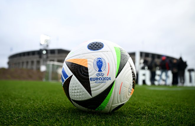 Fussballliebe (ljubezen do nogometa) je uradna žoga letošnjega evropskega prvenstva. FOTO: Annegret Hilse/Reuters