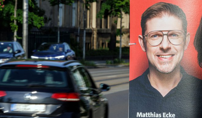 Volilni plakat prikazuje vodilnega kandidata nemške Socialdemokratske stranke SPD Matthiasa Eckeja za prihajajoče volitve v Evropski parlament. FOTO: Jens Schlueter/AFP