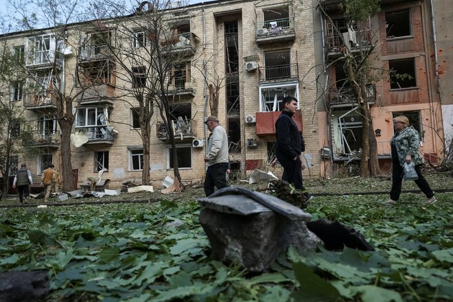 V ruskem raketnem napadu v regiji Doneck na vzhodu Ukrajine sta bili danes ubiti dve osebi, v napadu z dronom na mesto Harkov, od koder je fotografija, pa je bilo ranjenih najmanj šest ljudi.

FOTO: Sofija Gatilova/Reuters