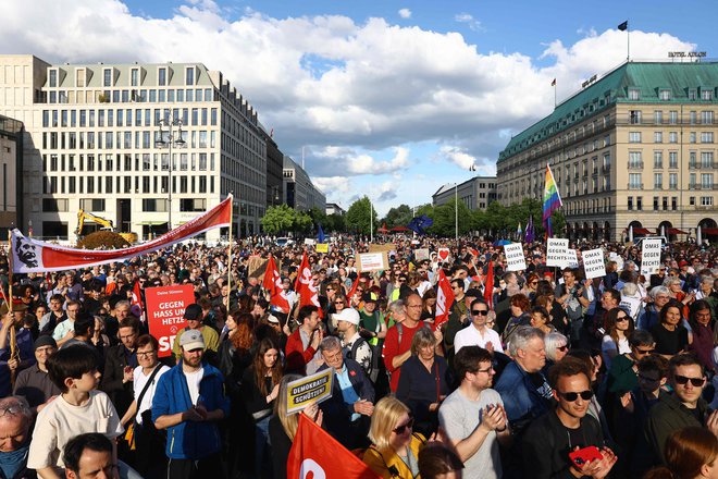 Na demonstracijah, ki jih je sprožil fizični napad na politika SPD Matthiasa Eckeja v Dresdnu, se je v nedeljo zbralo več tisoč protestnikov. FOTO: Christian Mang/AFP