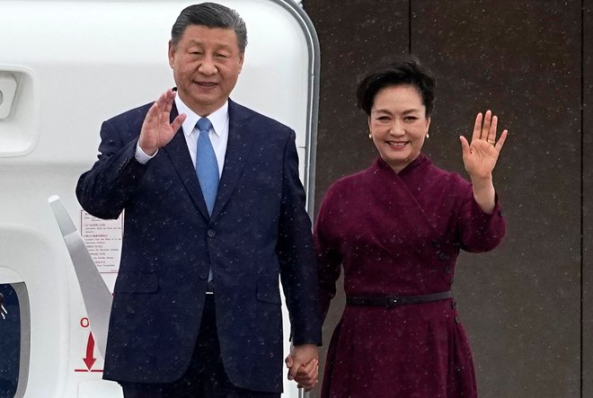 Peng Liyuan je bila nekoč izjemno priljubljena pevka narodne glasbe, odlično pa se znajde tudi kot prva dama. FOTO: Michel Euler/AFP