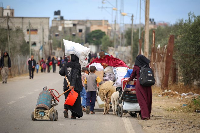 V Rafi ujete ljudi, ki so tiho upali, da bodo pogajanja v Kairu vendarle prinesla preobrat ter se bosta Izrael ter Hamas dogovorila za prekinitev ognja, je zajela panika. FOTO: AFP