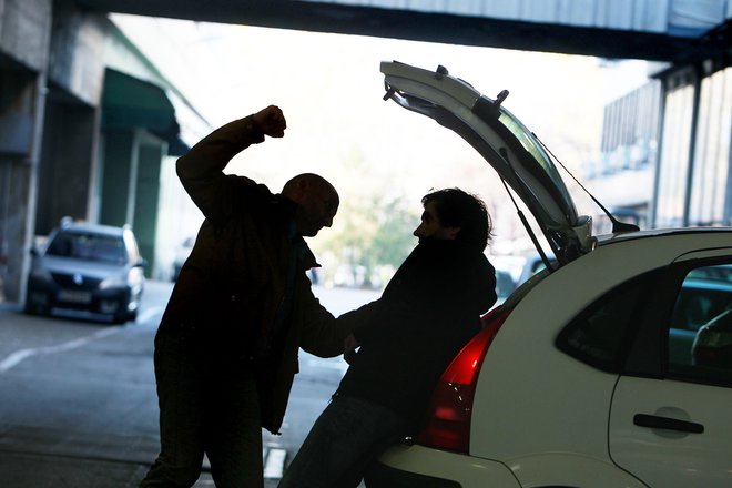 V noči na nedeljo sta se najprej stepla moška, nato se je razvil množičen pretep. Simbolična fotografija. FOTO: Leon Vidic/Delo