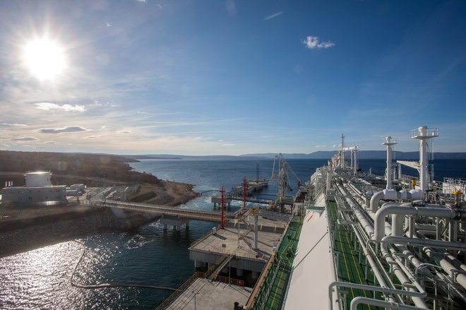 Kot so sporočili iz evropske komisije, je odobrena državna pomoč namenjena nakupu dodatnega modula za ponovno uplinjanje z zmogljivostjo 250.000 kubičnih metrov na uro na obstoječem terminalu LNG na Krku. FOTO: Nel Pavletic