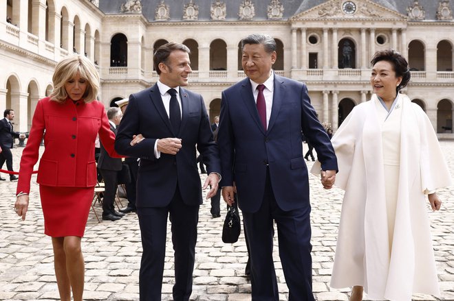 To, da se je Xi Jinping (na fotografiji z ženo Peng Liyuan) odločil obiskati Francijo, je svojevrsten kompliment Emmanuelu Macronu (na fotografiji z ženo Brigitte Macron). FOTO: Yoan Valat/AFP