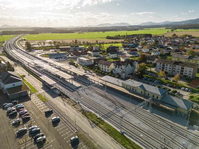 Železniška postaja Pragersko je namenjena tovornemu in potniškemu prometu v notranjem in mednarodnem prometu in je sestavni del jedrnega vseevropskega prometnega omrežja (TEN-T).
FOTO: Klemen Razinger