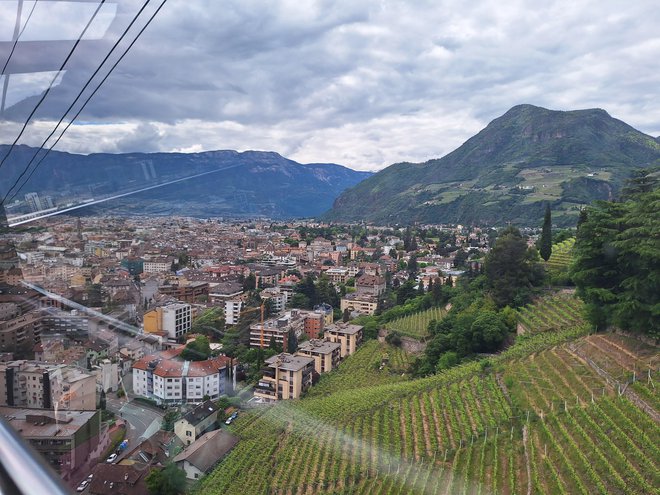Pogled iz kabinske žičnice razkriva največje južnotirolsko mesto z okolico.

FOTO: Siniša Uroševič/Delo