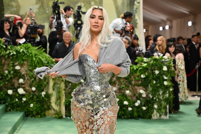 Kim Kardashian je presenetila z izjemno ozkim pasom. FOTO: Angela Weiss/AFP