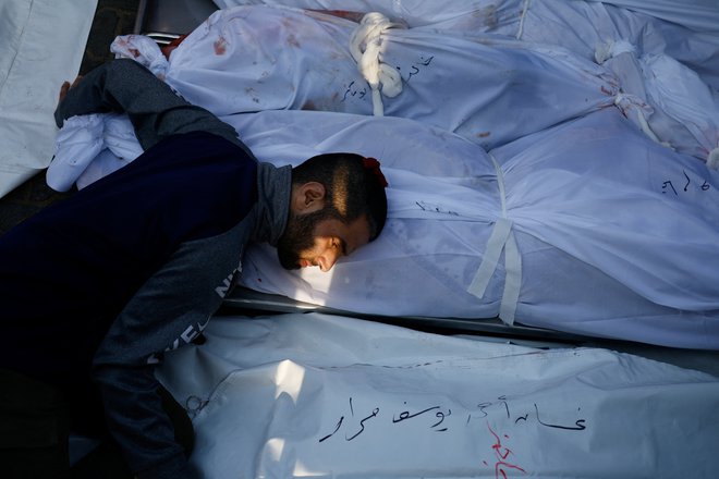 Ubiti v napadu v bolnišnici Naser. Fotografijo je posnel Mohammed Salem, dobitnik Pulitzerjeve nagrade za udarno fotografijo. FOTO: Mohammed Salem/Reuters