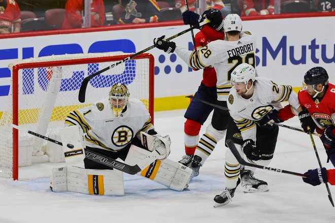 Učinkovit napad in odlični vratar Jeremy Swayman sta Bostonu prinesla vodstvo v drugem krogu končnice v NHL. FOTO: Sam Navarro/Usa Today Sports Via Reuters Con