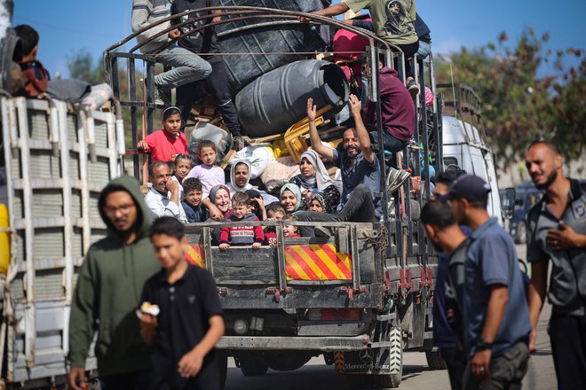 Razseljeni Palestinci znova bežijo iz Rafe z vsem premoženjem, ki ga še imajo. FOTO: AFP