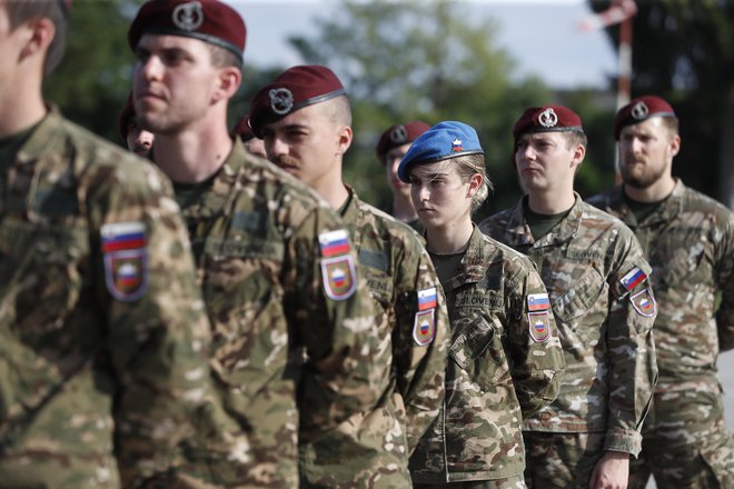 Za Slovensko vojsko je pomembno, da se pojavlja v javnosti, da je v stiku z okoljem in da njene pripadnike razumemo kot del družbe. Foto Leon Vidic/Delo