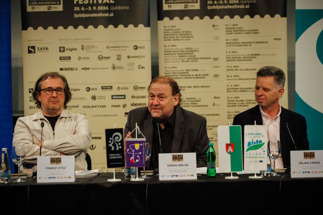 Direktor ljubljanskega festivala Darko Brlek je v družbi ljubljanskega podžupana Dejana Crneka danes predstavil jazzovsko intonirani program letošnjega poletja, med gosti je bil tudi Primož Vitez (levo) iz zasedbe Bossa de Novo. FOTO: Črt Piksi