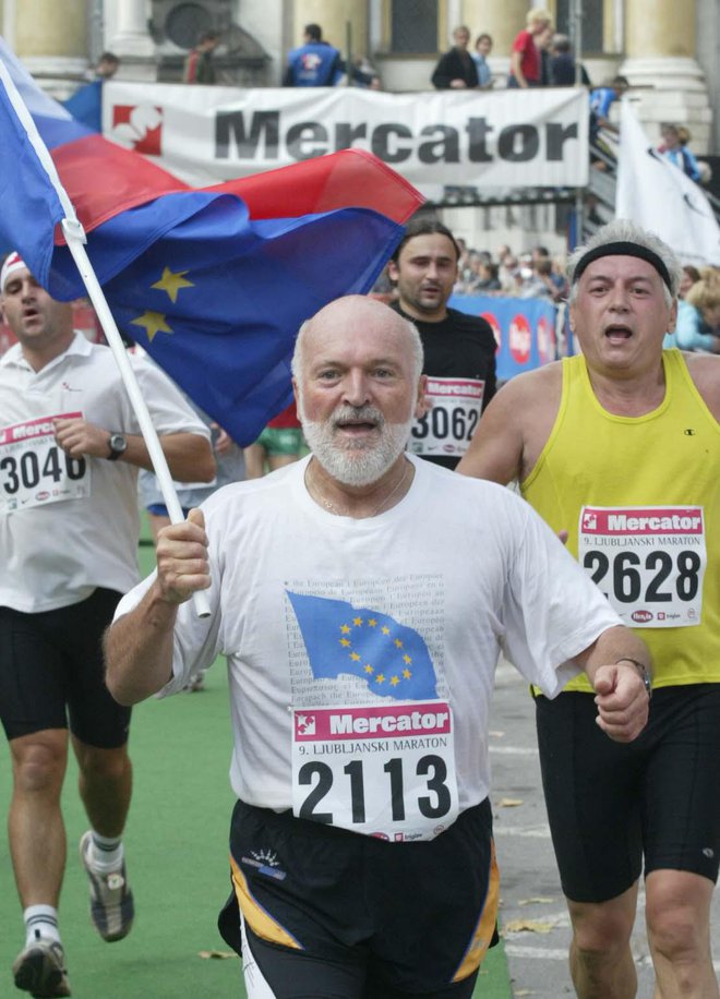Oktobra 2004 je Erwan Fouéré, prvi predstavnik evropske komisije v Sloveniji, ljubljanski maraton pretekel z zastavama Slovenije in Evropske unije v roki. FOTO: Blaž Samec