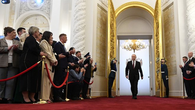 Putin je danes uradno nastopil novi šestletni mandat, toda po sedanji zakonodaji mu nič ne preprečuje, da ne bi ponovil vaje tudi leta 2030. FOTO: Sergej Bobilev/Reuters