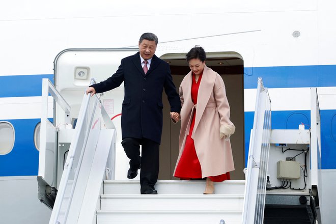 Xi Jinping je prispel v Beograd prav na dan, ko je pred četrt stoletja Nato bombardiral kitajsko veleposlaništvo v Jugoslaviji. FOTO: Aurelien Morissard/Reuters