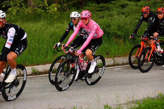 Tadej Pogačar je na štart 4. etape prišel v rožnati majici in običajnih ekipnih črnih hlačah. FOTO: Luca Bettini/AFP