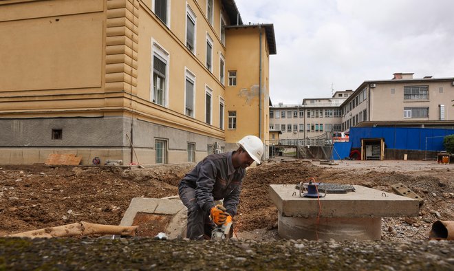 Pred nekaj dnevi so se v Ljubljani začela pripravljalna dela ob zaščiteni stari Fabianijevi zgradbi, ki bodo sčasoma prerasla v gradnjo nove infekcijske klinike. FOTO: Matej Družnik

 