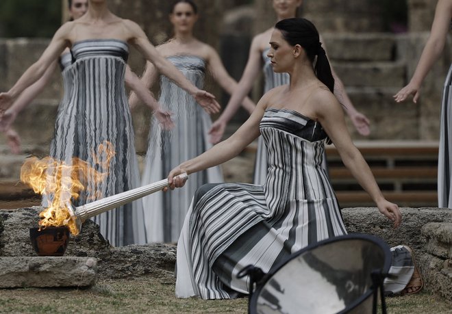Kvaziantično ceremonijo prenosa olimpijskega ognja iz Grčije v državo gostiteljico so si v resnici izmislili nacisti leta 1936. FOTO: Alkis Konstantinidis/Reuters