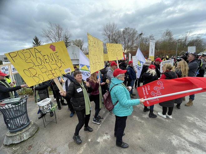 Poštni delavci podpirajo odločitev ministrstva, zaradi razmer v podjetju pa napovedujejo protestni shod in stavko. Foto Leon Vidic