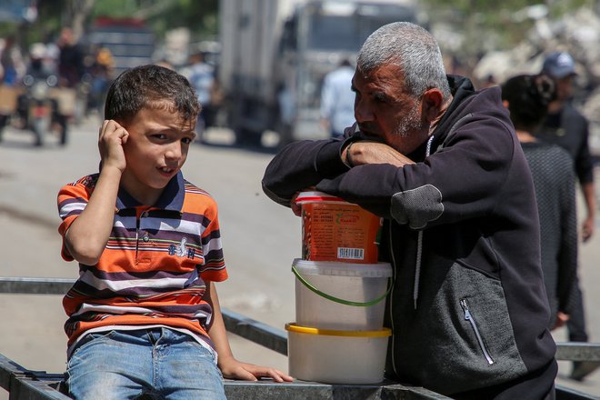 V Rafi je trenutno okoli 600.000 otrok, kar je slaba polovica vseh ljudi, ki so jih izraelski vojaki stisnili ob južni rob palestinske enklave. FOTO: Hatem Khaled/Reuters