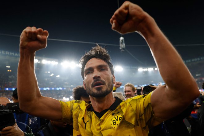 Mats Hummels je po zmagovitem golu za Borussio in napredovanju v finale lige prvakov pokazal mišice. FOTO: Odd Andersen/AFP