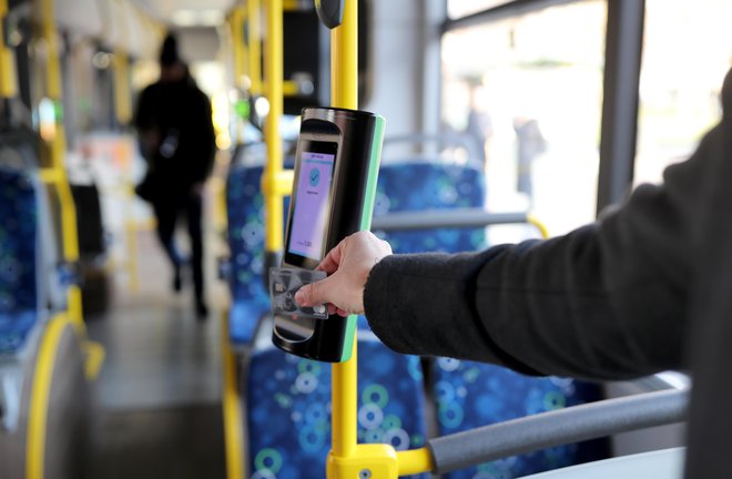 Možnost enostavnega plačevanja voženj z mestnim avtobusom s plačilno kartico je olajšala obisk prestolnice tujcem. FOTO: Blaž Samec/Delo