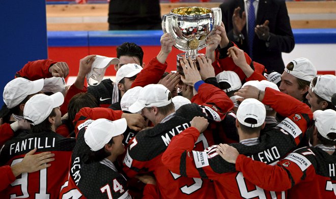 Pred enim letom so se takole v Tampereju naslova veselili kanadski hokejisti. FOTO: Jussi Nukari/Reuters
