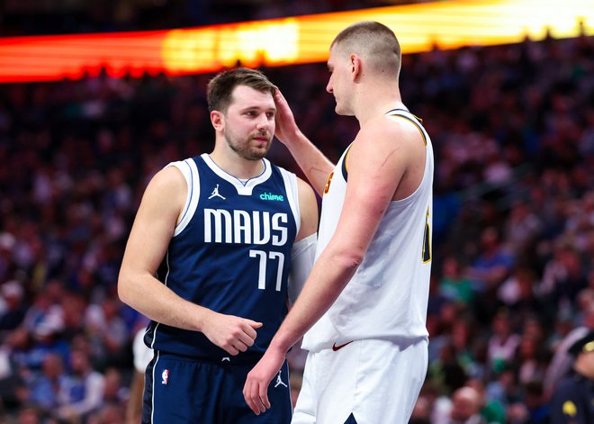 Luka Dončić je v glasovanju znova zaostal za Nikolo Jokićem (desno). FOTO: Kevin Jairaj/Usa Today Sports