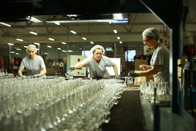 V Steklarni Hrastnik je dodana vrednost na zaposlenega od 2018 do 2022 zrasla z 52.000 evrov na 104.000 evrov. FOTO: Jure Eržen/Delo
