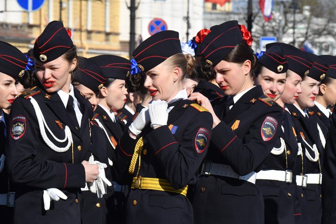 V Rusiji so v skoraj zimskih temperaturah proslavili dan zmage. FOTO: Natalija Kolesnikova/Afp