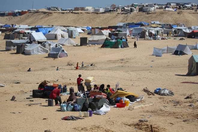 Na tisoče ljudi išče zatočišče. FOTO: AFP