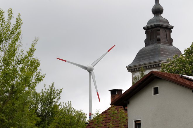 DEM kot družba v državni lasti postavlja prvo manjšo vetrnico v Malem Logu. Fotografija je z Razdrtega. FOTO: Mavric Pivk/Delo