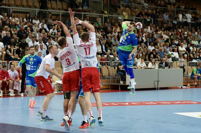 Slovenski rokometaši niso posebej navdušili gledalcev v Kopru. FOTO: Črt Piksi