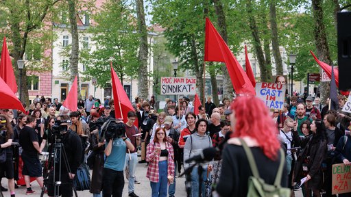 Na delavsko-študentskih protestih ob 1. maju v Ljubljani je bila glavna tema sicer prekarnost, a so udeleženci opozarjali tudi na vse bolj perečo stanovanjsko problematiko, ki tepe predvsem mlajše. FOTO: Črt Piksi