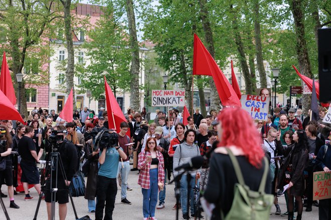 Na delavsko-študentskih protestih ob 1. maju v Ljubljani je bila glavna tema sicer prekarnost, a so udeleženci opozarjali tudi na vse bolj perečo stanovanjsko problematiko, ki tepe predvsem mlajše. FOTO: Črt Piksi